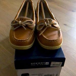 Classic sperry style. Brand new in box. Never wear. Accept offer. Size 6.5.
